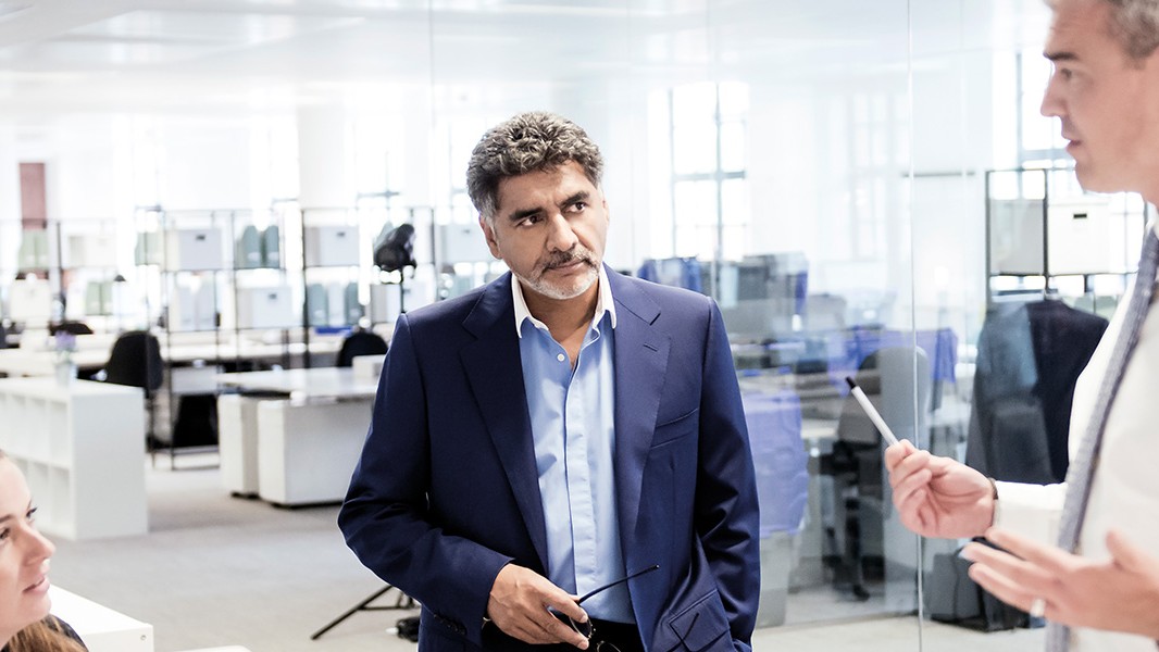 James Caan CBE in discussion with recruitment entrepreneurs